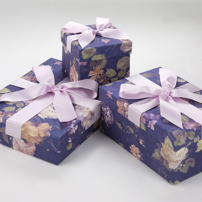 Die Accessoires-Boxen Blue Flora sind ideal zur Aufbewahrung Ihrer Hochzeits-Accessoires.